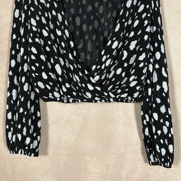 ASTR Wrap Blouse Womens XS Dalmatian Print Ribbed Cropped Mobwife Modern Chic - Picture 4 of 10